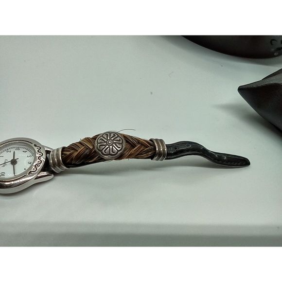 Watch Us Ladies Watch w/ Band that looks like a belt - Picture 3 of 9